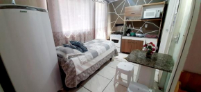 KITNET k1 em TORRES-RS - Na mais bela praia Gaúcha - cozinha - banheiro - ar condicionado - Smart TV 32' - Wi-Fi - Anfitriã Superhost no BnB